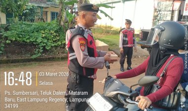 Sat Samapta Polres Lampung Timur Bagi Takjil di Pasar Sumbersari, Wujud Kepedulian Bulan Ramadhan