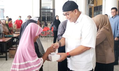 Andi Surya dan Keluarga Tunaikan Zakat Mal ke Ribuan Mustahik di UMITRA
