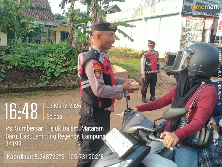 Sat Samapta Polres Lampung Timur Bagi Takjil di Pasar Sumbersari, Wujud Kepedulian Bulan Ramadhan