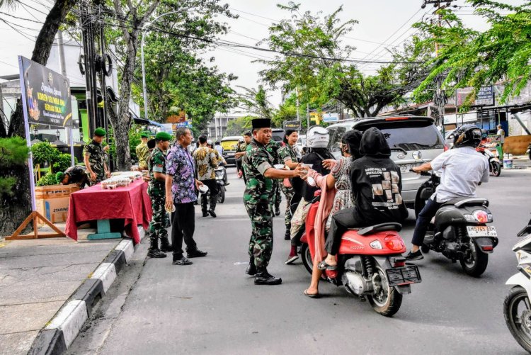 Prajurit Korem 031/Wira Bima Bagikan Ratusan Paket Takjil, Perkuat Kedekatan TNI dan Rakyat di Bulan Ramadan
