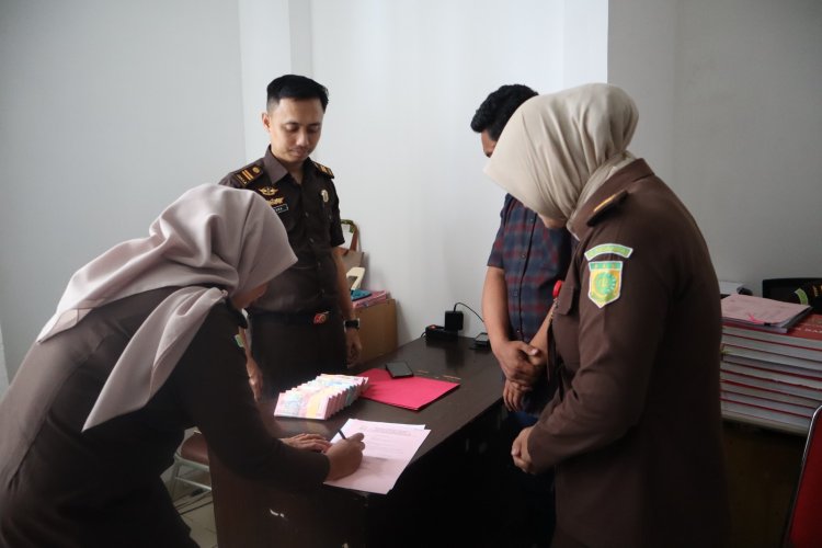 Jalankan Eksekusi Putusan, Kejari Lampung Selatan Terima Pembayaran Denda Kasus Pemalsuan Ijazah Oknum Anggota DPRD