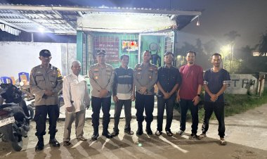 Kapolsek Siak Hulu Sambangi Pos Satkamling Desa Tanah Merah, Bagikan Nomor Kontak Pribadi kepada Warga