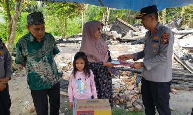 Kapolsek Siak Hulu Salurkan Bantuan untuk Korban Kebakaran di Desa Pangkalan Baru