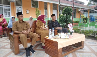 Suasana Haru Warnai Pelepasan Siswa Kelas XII SMAN 2 Siak Hulu, Empat Guru Purna Bakti Turut Dilepas