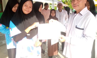 Kegiatan Literasi Rutin Rabu di SMPN 1 Siak Hulu Bertepatan Momentum Hari Kartini, Tujuh Siswi Berprestasi Terima Piagam Penghargaan