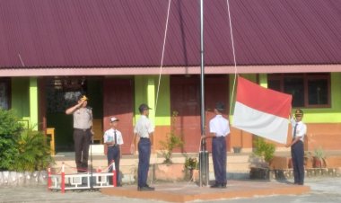 Police Go to School: Kapolsek Siak Hulu Pimpin Upacara Bendera di SMPN 6, Tanam Pohon Matoa dan Serukan Anti Narkoba