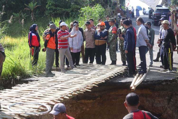 Bupati Parosil Tinjau Jalan Putus Gedung Surian–Air Hitam, Instruksikan Penanganan Darurat