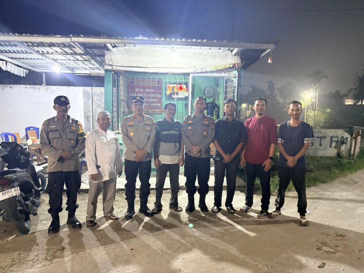 Kapolsek Siak Hulu Sambangi Pos Satkamling Desa Tanah Merah, Bagikan Nomor Kontak Pribadi kepada Warga