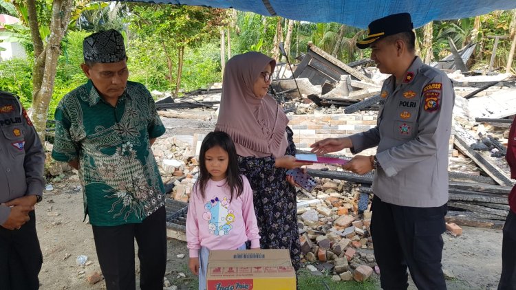 Kapolsek Siak Hulu Salurkan Bantuan untuk Korban Kebakaran di Desa Pangkalan Baru