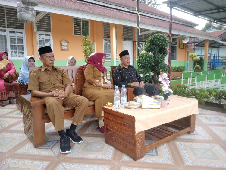 Suasana Haru Warnai Pelepasan Siswa Kelas XII SMAN 2 Siak Hulu, Empat Guru Purna Bakti Turut Dilepas