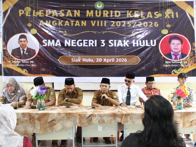 SMAN 3 Siak Hulu Lepas Siswa Kelas XII dengan Penuh Haru dan Bangga