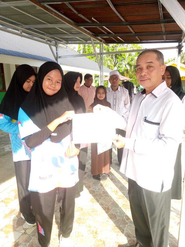 Kegiatan Literasi Rutin Rabu di SMPN 1 Siak Hulu Bertepatan Momentum Hari Kartini, Tujuh Siswi Berprestasi Terima Piagam Penghargaan