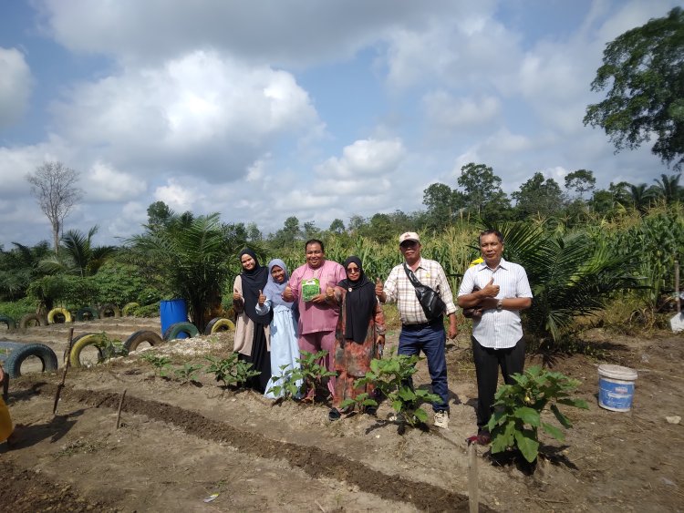 UPT SMPN 3 Perhentian Raja Sulap Lahan Kosong Jadi Kebun Produktif, Siswa Antusias Ikut Bertani**
