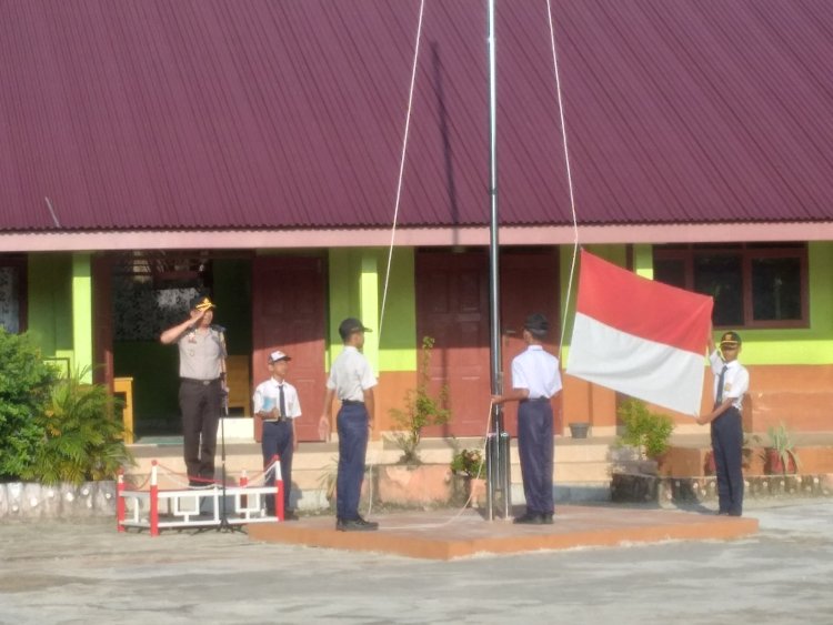 Police Go to School: Kapolsek Siak Hulu Pimpin Upacara Bendera di SMPN 6, Tanam Pohon Matoa dan Serukan Anti Narkoba