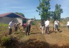 Bhabinkamtibmas XIII Koto Kampar Turun Tangan Tanam Jagung Pipil di Desa Koto Mesjid, Dukung Swasembada Pangan Nasional
