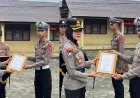 Kapolres Pesisir Barat Berikan Penghargaan Kepada Dua Anggotanya Atas Aksi Penyelamatan Balita Tenggelam