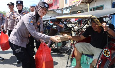 Jumat Berkah, Polwan Polres Lampung Utara Berbagi dengan Masyarakat