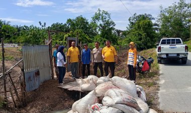 Polisi Cinta Petani - Beri Bantuan Pupuk Untuk Bumdes Sendayan, Dukung Ketahanan Pangan Desa Kampar Utara