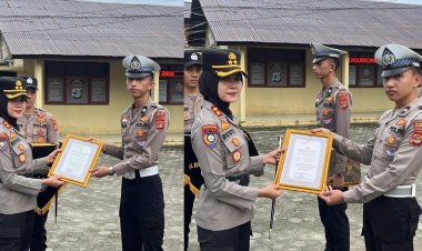 Kapolres Pesisir Barat Berikan Penghargaan Kepada Dua Anggotanya Atas Aksi Penyelamatan Balita Tenggelam