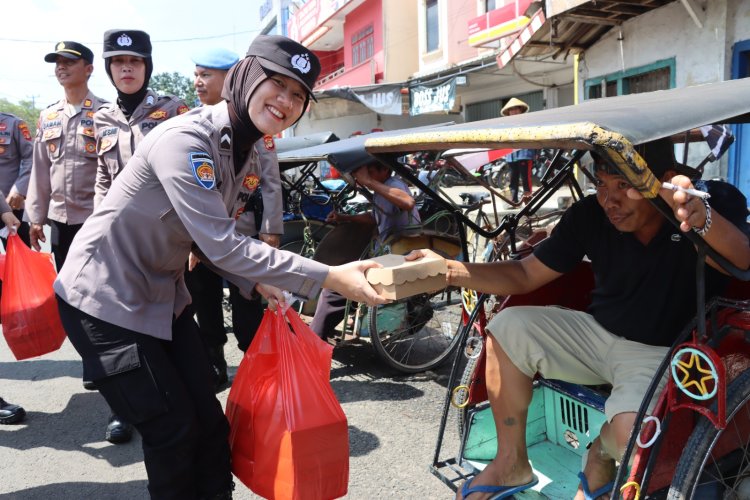 Jumat Berkah, Polwan Polres Lampung Utara Berbagi dengan Masyarakat