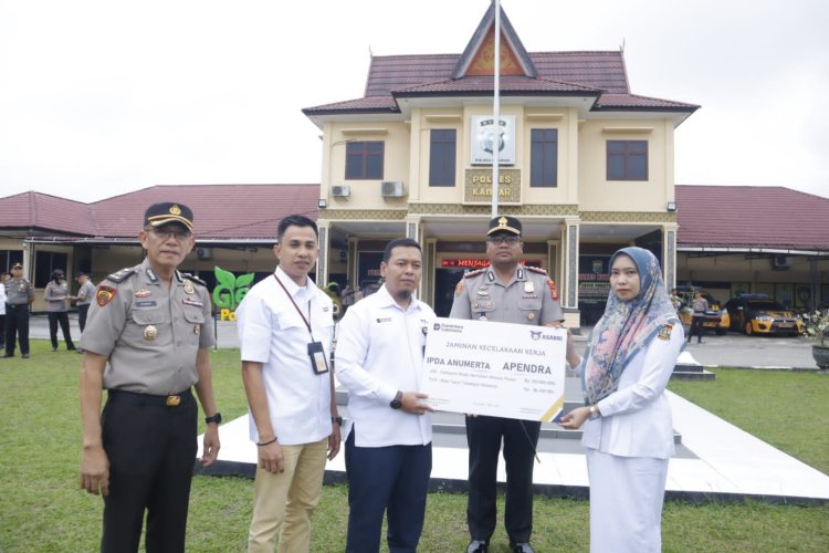 Bentuk Kepedulian, Kapolres Kampar Saksikan Penyerahan Santunan PT ASABRI dan Bank Mantap untuk Keluarga Ipda (Anumerta) Apendra