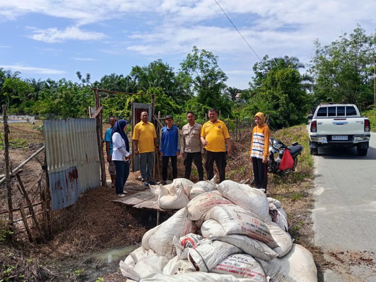 Polisi Cinta Petani - Beri Bantuan Pupuk Untuk Bumdes Sendayan, Dukung Ketahanan Pangan Desa Kampar Utara