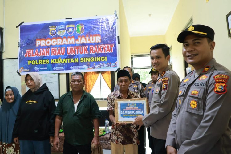 Peduli Warga Bantaran Sungai, Polres Kuansing Gelar Pelayanan Kesehatan dan Bansos di Cerenti