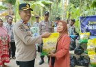 Pimpin Jumat Berkah dan Jumat Curhat di Lubuk Siam, Kapolsek Siak Hulu Salurkan Sembako bagi Janda dan Warga Kurang Mampu