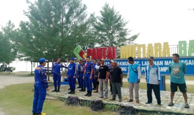 Sat Polairud Polres Lampung Timur Gelar Aksi Sapu Bersih Sampah di Pantai Mutiara Baru