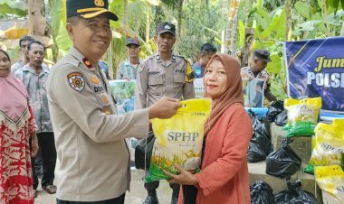 Pimpin Jumat Berkah dan Jumat Curhat di Lubuk Siam, Kapolsek Siak Hulu Salurkan Sembako bagi Janda dan Warga Kurang Mampu