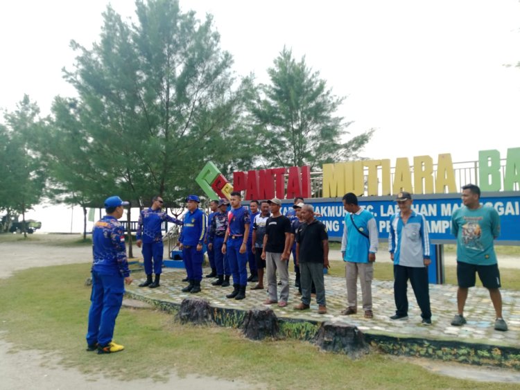 Sat Polairud Polres Lampung Timur Gelar Aksi Sapu Bersih Sampah di Pantai Mutiara Baru