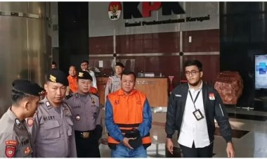 Terjaring OTT Jual Beli Jabatan, Bupati Kuansing Resmi Ditahan KPK