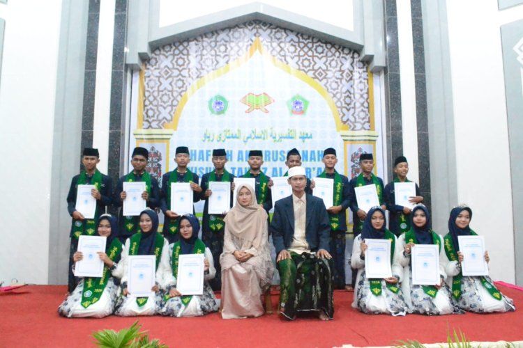 Cetak Generasi Ulama Hafiz Al-Qur'an, Ponpes At-Tafsiriyah Riau Gelar Wisuda dan Haflah Akhirussanah