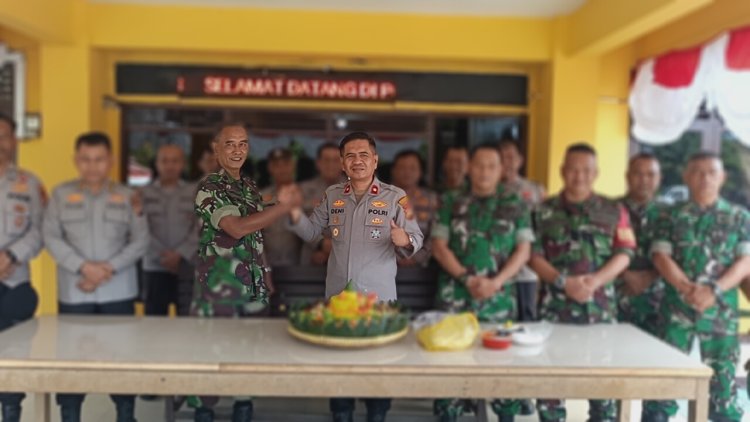 Perkuat Sinergitas, Danramil 06/Siak Hulu Beri Kejutan HUT Bhayangkara ke-80 di Mapolsek