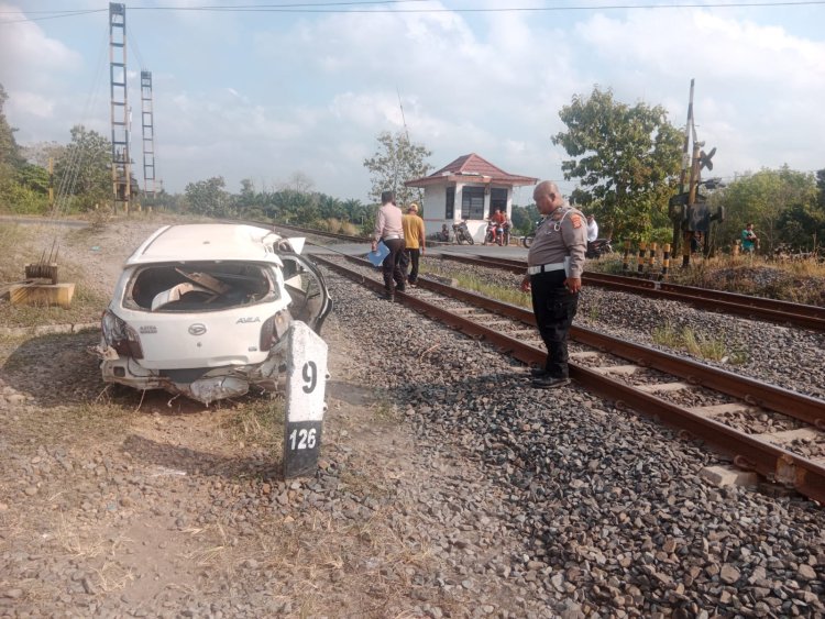 Polres Lampung Utara Olah TKP Kecelakaan Mobil Tertabrak Kereta Api di Sungkai Utara
