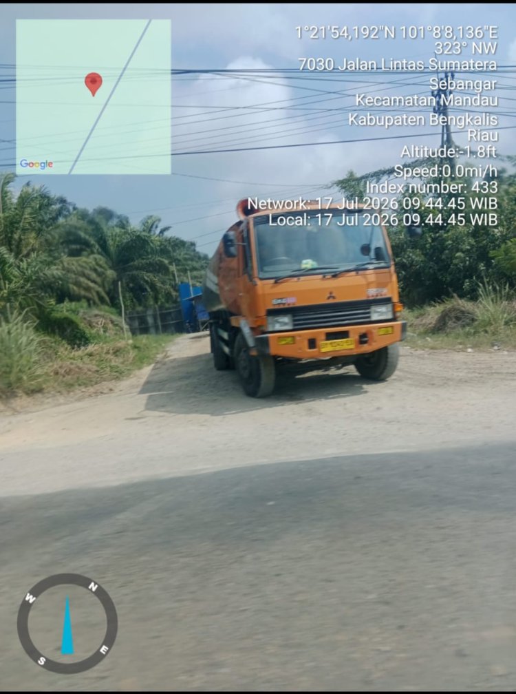 Terciduk, Diduga Kendaraan Pengangkut CPO Keluar dari Gudang yang Diduga Tempat Penampungan CPO