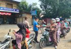 Kanit Reskrim Polsek Kampar Bagikan Masker ke Pengendara di Tengah Kabut Asap