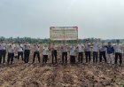 Kapolsek Siak Hulu Pimpin Penanaman Jagung Pipil Kuartal III Bersama Kelompok Tani Mandiri Desa Baru