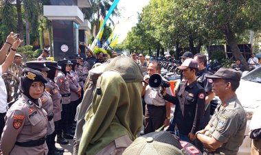 Wakil Ketua DPRD, Guru dan Ormas Demo Kantor Wali Kota Metro Terkait 29 Guru Honorer Diduga Dirumahkan Sepihak