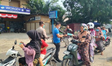 Kanit Reskrim Polsek Kampar Bagikan Masker ke Pengendara di Tengah Kabut Asap