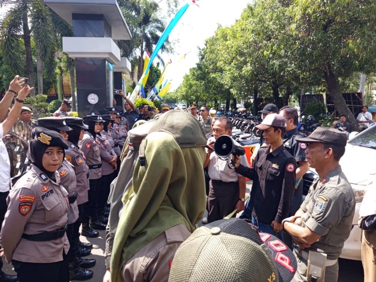 Wakil Ketua DPRD, Guru dan Ormas Demo Kantor Wali Kota Metro Terkait 29 Guru Honorer Diduga Dirumahkan Sepihak