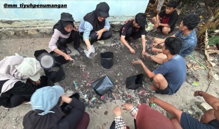 Mahasiswa KKN UM Metro Laksanakan Program Penumangan Hijau melalui Penanaman Bibit Pohon Pulai