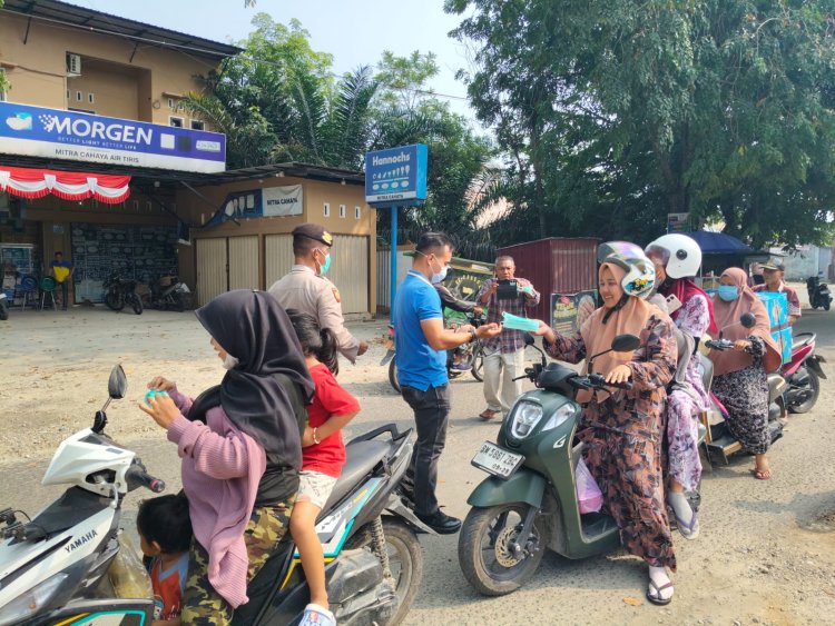 Kanit Reskrim Polsek Kampar Bagikan Masker ke Pengendara di Tengah Kabut Asap