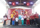 Pemkab Lambar Salurkan 688 Paket Seragam dan Buku Gratis Untuk Pelajar di Kebun Tebu