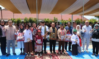 Terima Seragam Sekolah Gratis, Orang Tua Wali Murid Ucapkan Terima Kasih kepada Bupati Lampung Barat