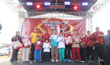 Pemkab Lambar Salurkan 688 Paket Seragam dan Buku Gratis Untuk Pelajar di Kebun Tebu